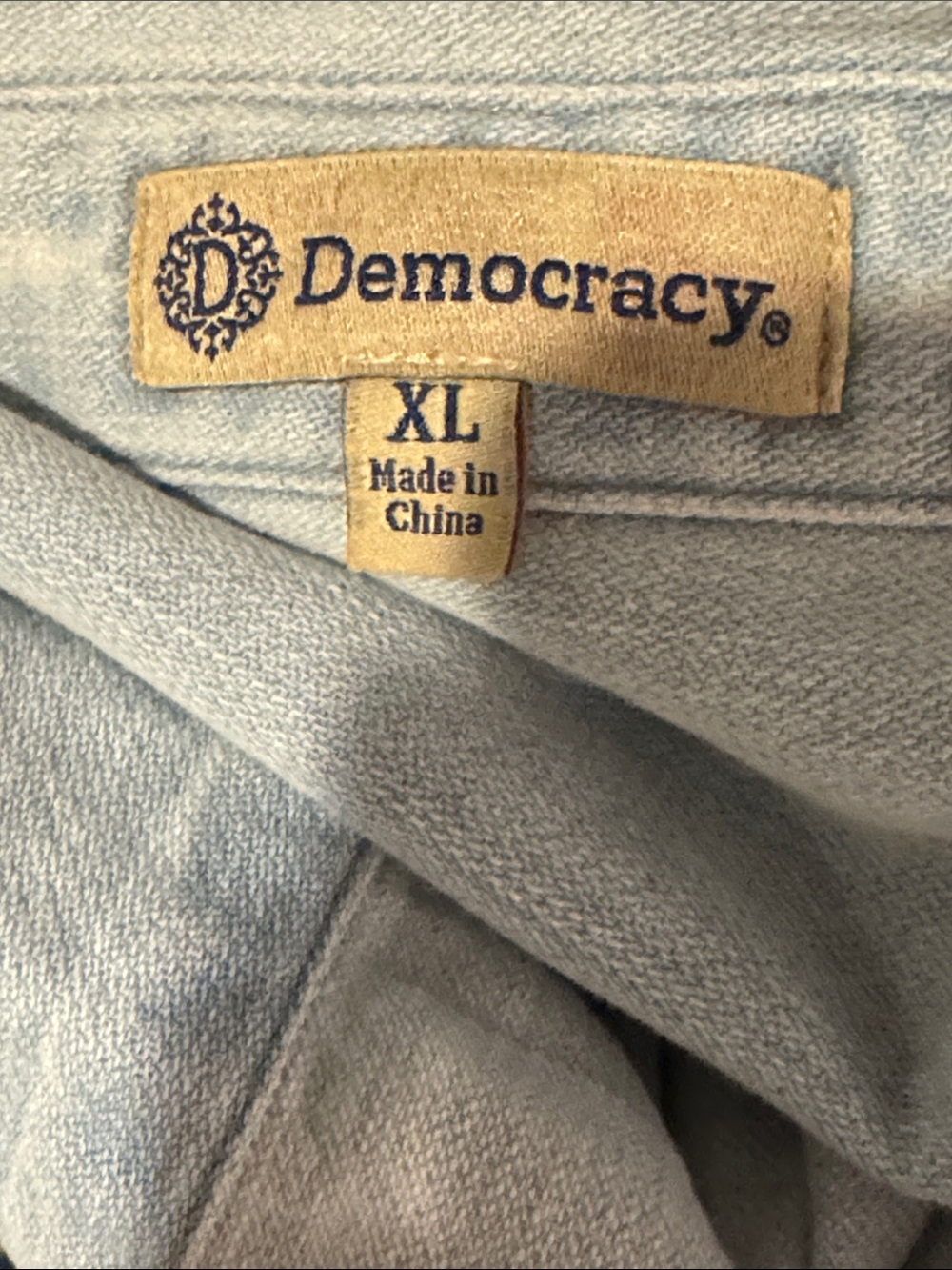 Democracy NWT Elbow Puff Sleeve Denim shirt in light wash - Picture 10 of 12